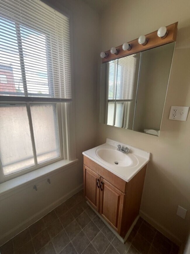 Building Photo - 3 Bedroom Single Family Home in Harrisburg!