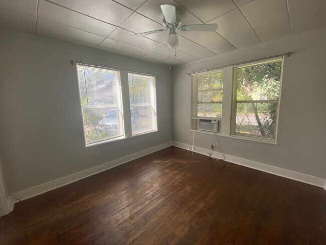 Building Photo - Ave G-5009