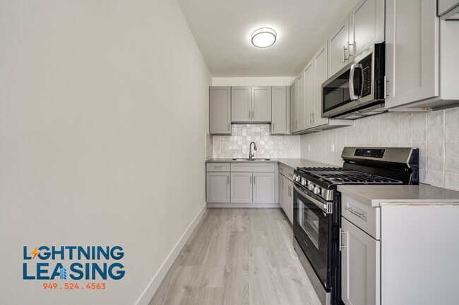 Building Photo - 402 N Coronado St
