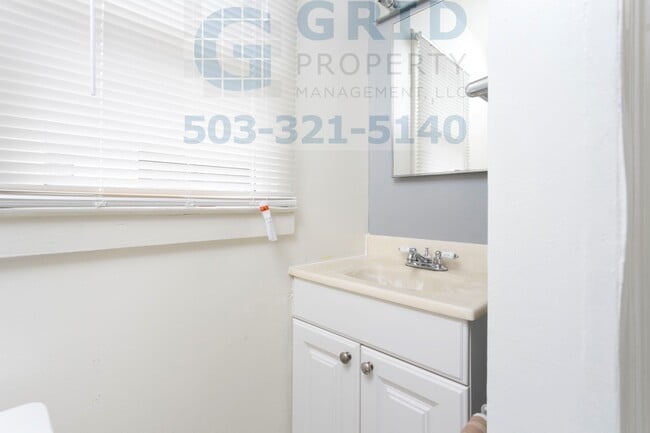 Building Photo - Charming 2 Bedroom Bungalow Available in Northeast Portland!