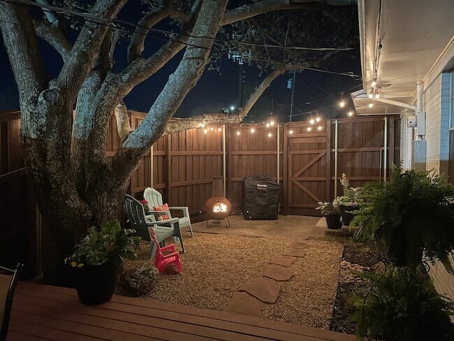 Patio, chimenea, gas grill, string lights - 501 Rogers Way