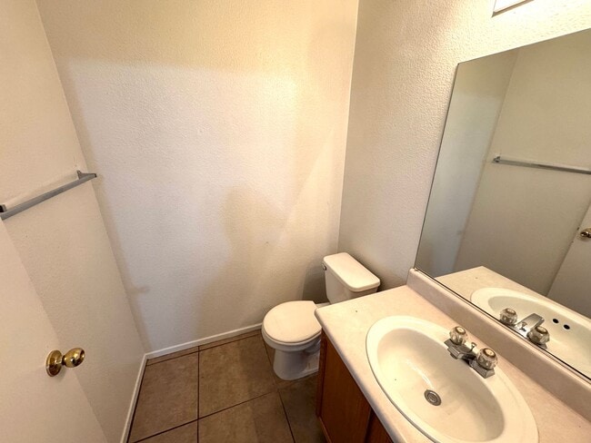 Building Photo - Townhome featuring stylish layout in gated...