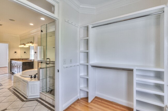 Building Photo - Perfect Brownstone in Sylvan Park near West End