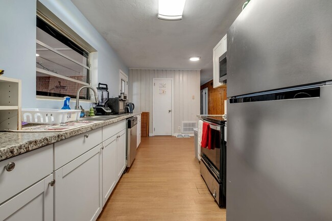 Building Photo - 1902 Sunset Ln