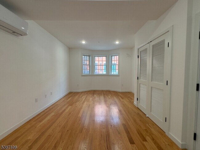 Building Photo - 52 James St