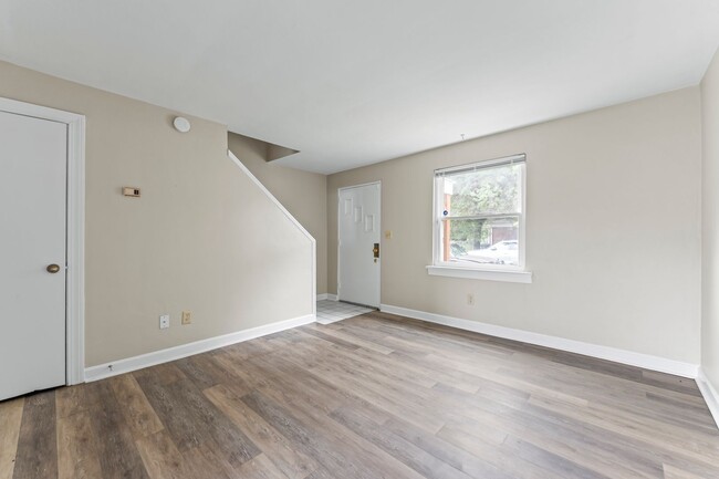 Building Photo - Beautiful Townhome on Anderson