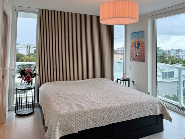 Building Photo - 9821 E Bay Harbor Dr