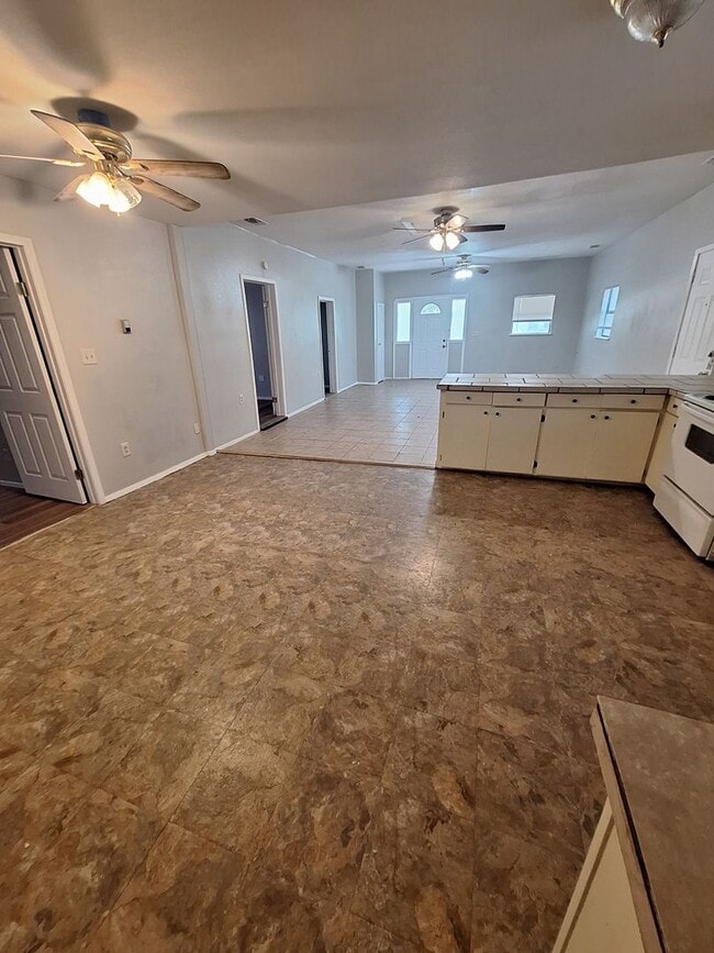 Building Photo - 4 Bedroom, 2 Bath in Clyde!