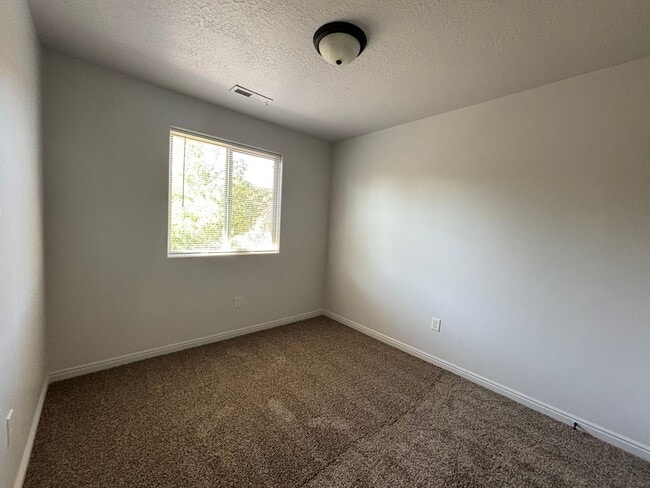 Building Photo - 3 bed 2.5 bath townhome