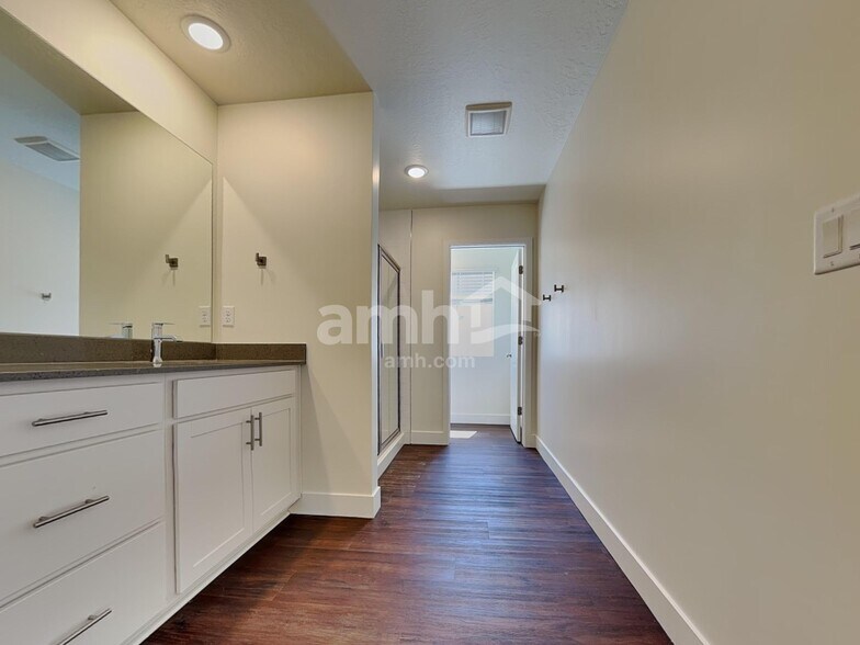 Building Photo - 1211 Redbud Dr