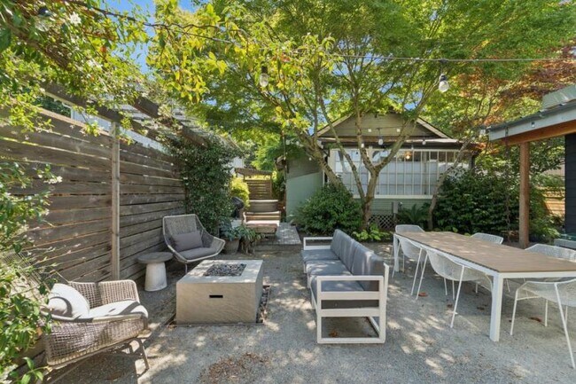 Building Photo - 3 bedroom in Seattle WA 98108