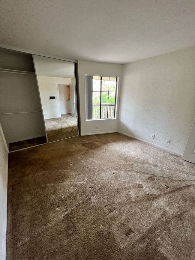 Building Photo - 1 Bed/1 Bath Upper Unit Condo at Del Mar V...