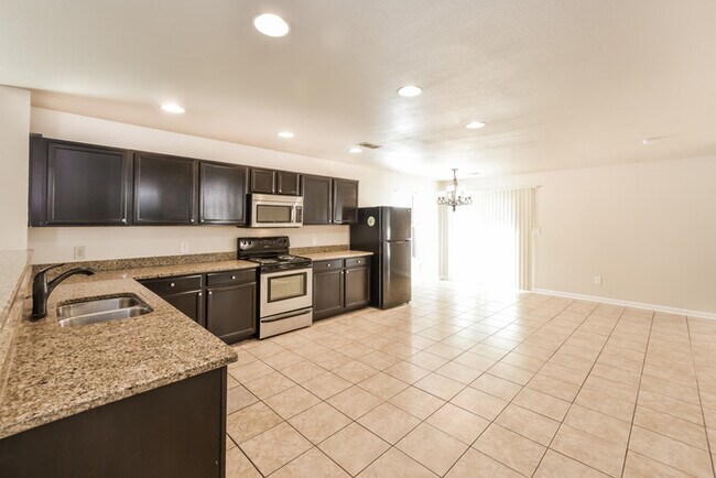 Building Photo - Beautiful 3 Bedroom Home