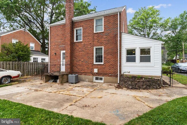 Building Photo - 5212 N Carlin Springs Rd
