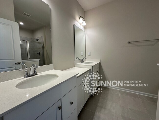 Building Photo - Beautiful 4 Bed 3.5 Bath Townhome minutes ...