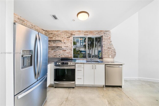 Building Photo - 7700 Collins Ave