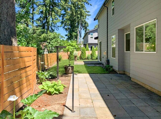 Building Photo - 4Bd/2.5Ba Renton Home