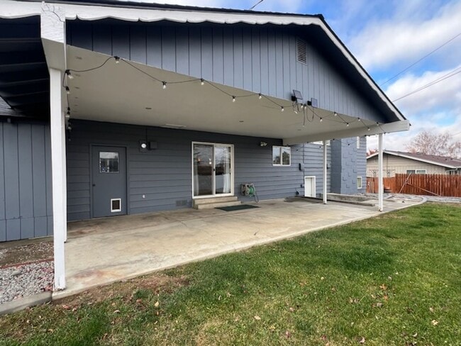 Building Photo - SPACIOUS 4 bed/2 bath home in desired location with double garage, fenced back yard!