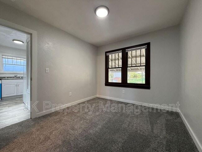 Building Photo - 1018 8th Ave S