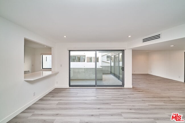 Building Photo - 137 S Maple Dr