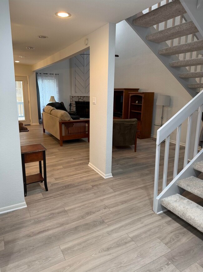 Building Photo - 307 Crestview