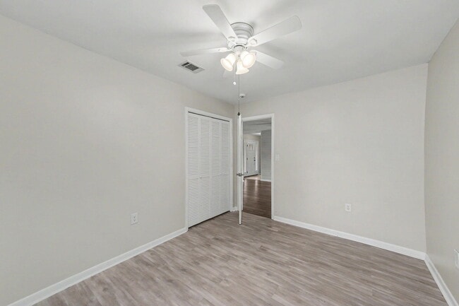 Building Photo - 6 Pinehurst Dr