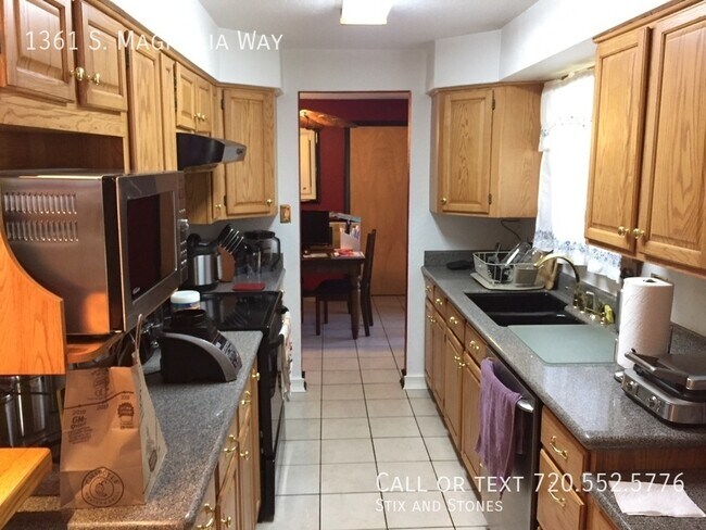 Building Photo - 1361 S Magnolia Way