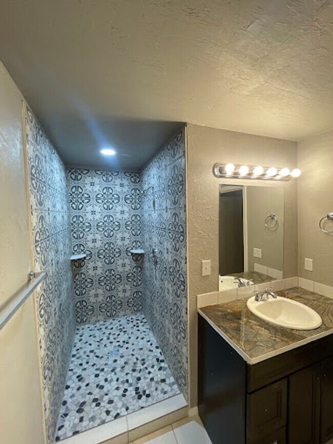 Building Photo - 3 bed 3 bath for rent