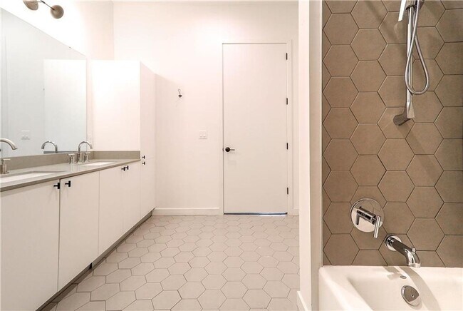 Building Photo - Incredible 2-Bedroom Condo at the Tyndall ...