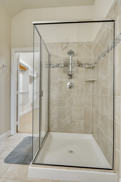 Master Ensuite - 625 Surrey Ln