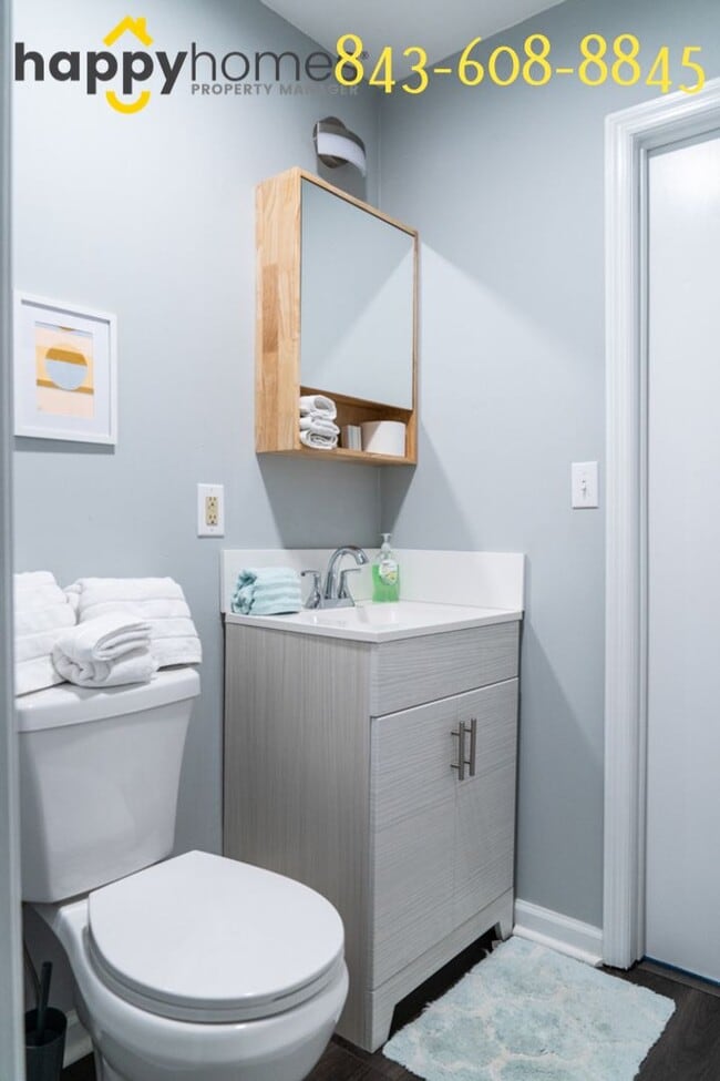 Building Photo - 2 bedroom 1 bath Cute bungalow in Riverlan...