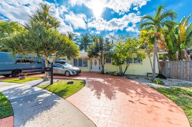 Building Photo - 1600 N 28th Ct