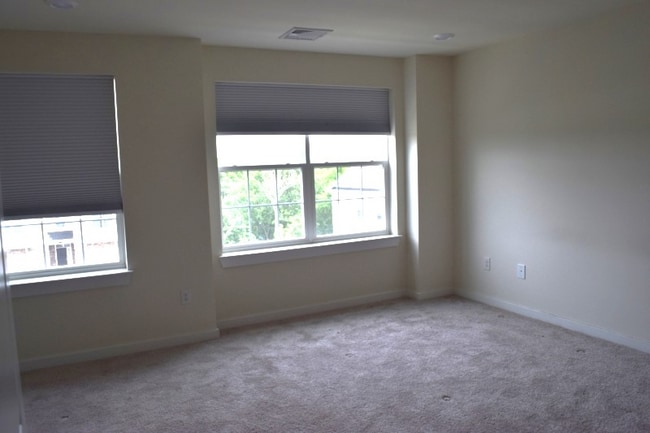 Building Photo - 1606 Parkview Ln