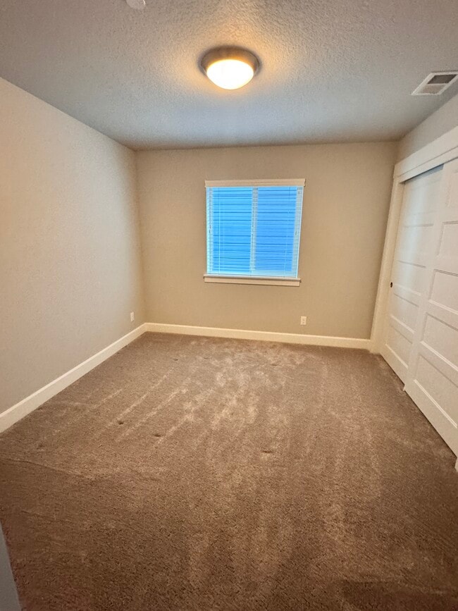 Building Photo - 12050 SW Autumnview St