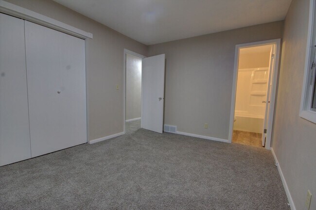 Building Photo - Renovated Orion Home