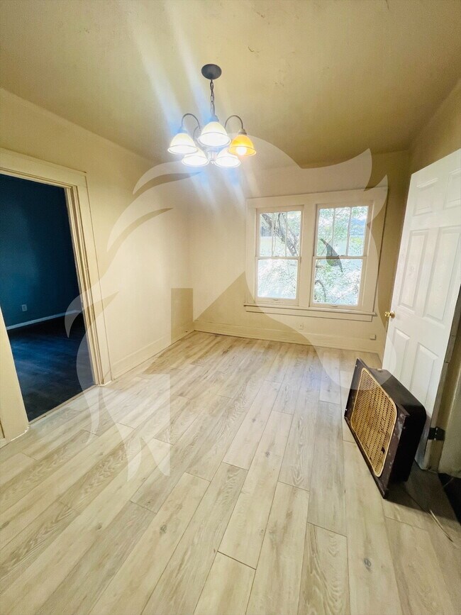 Building Photo - "Charming 1-Bedroom Retreat with Gleaming Hardwood Floors in Ponca City"