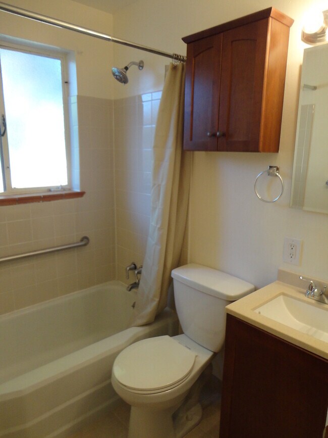 Building Photo - Half Duplex with Central A/C Minutes from ...