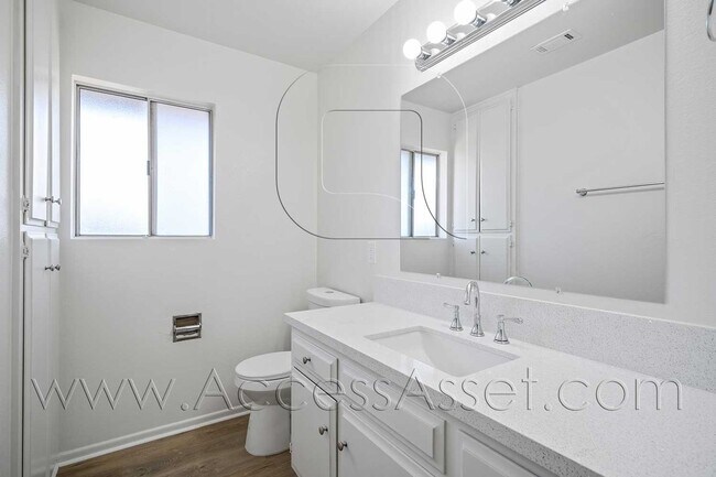 Building Photo - 41012 Beachwood Ave