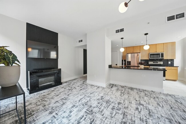 Building Photo - Upgraded Downtown Condo