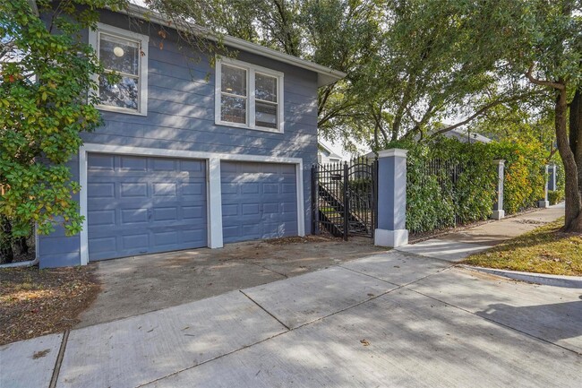 Building Photo - Single Family Home in Arlington Heights