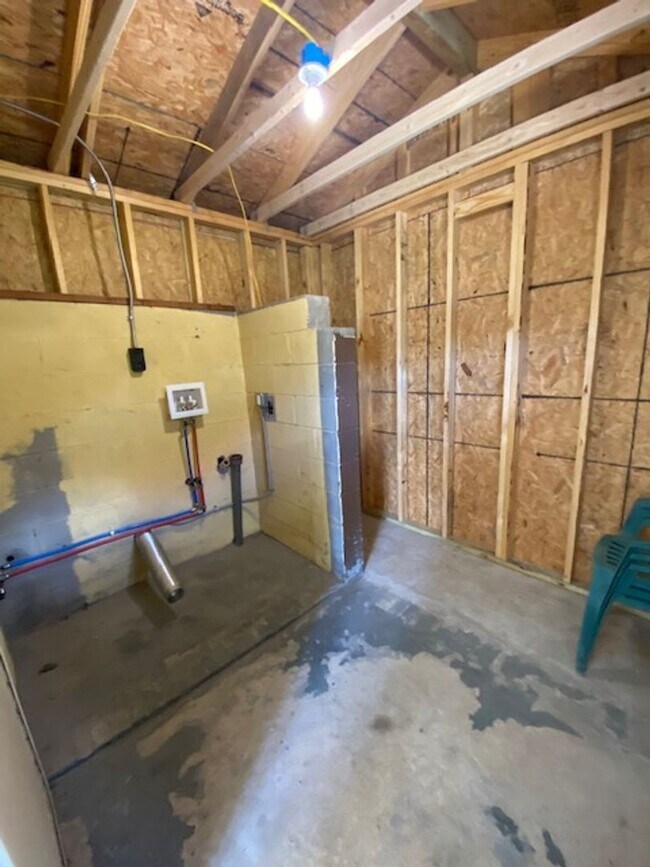 Building Photo - Quiet Living and close to the Back Gate