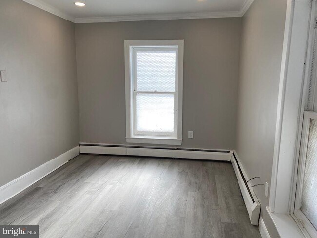 Building Photo - 454 Walnut St