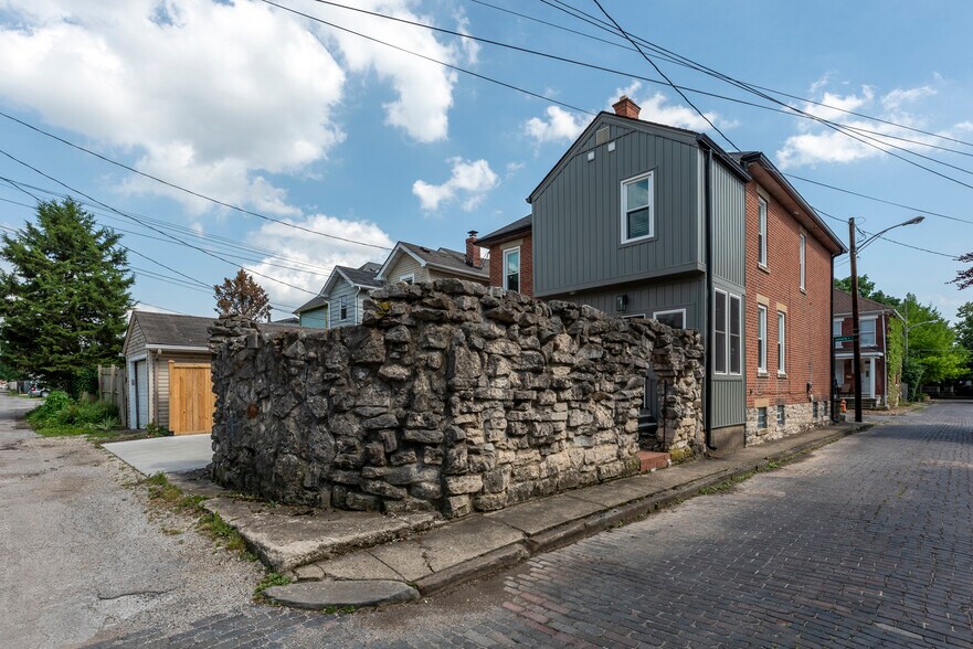 Building Photo - 450 Elsmere St