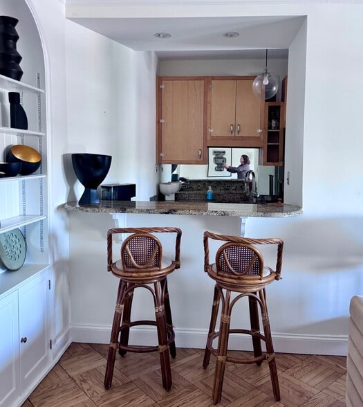 Kitchen Bar - 2000 N Lincoln Park W