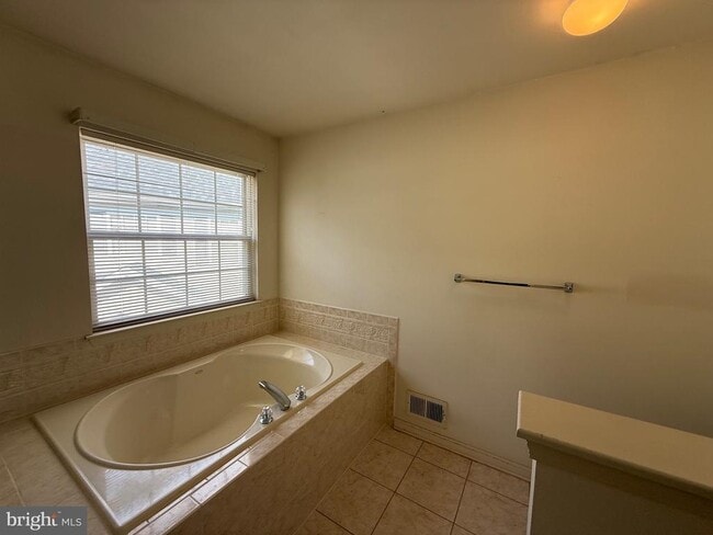 Building Photo - 256 Fountayne Ln