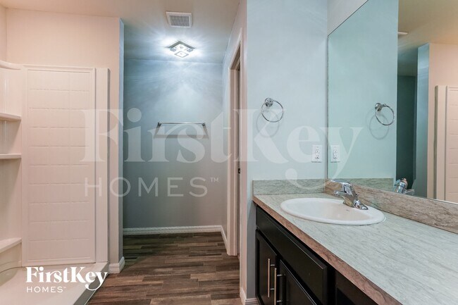 Building Photo - 2918 NW 5th Ave