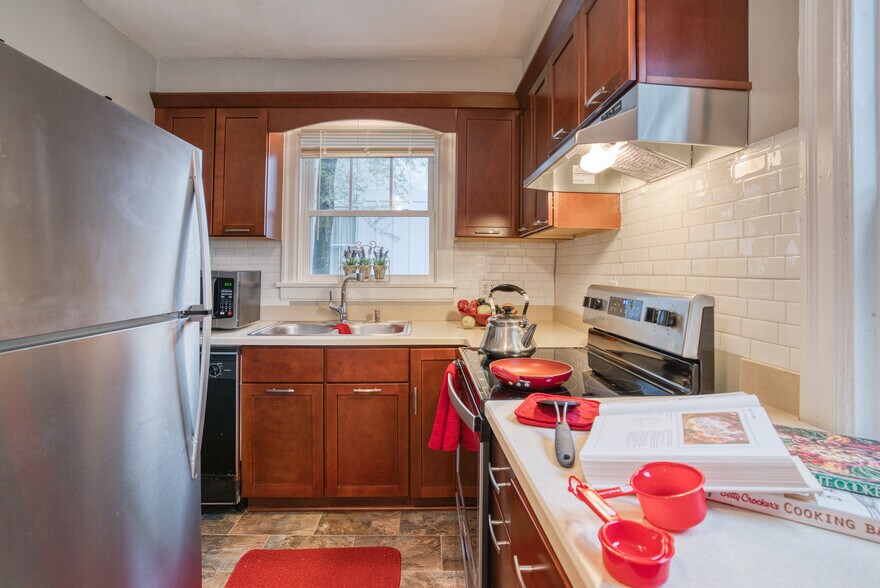 Kitchen Microwave, Dishwasher, Disposal - 1000b Grandview Dr