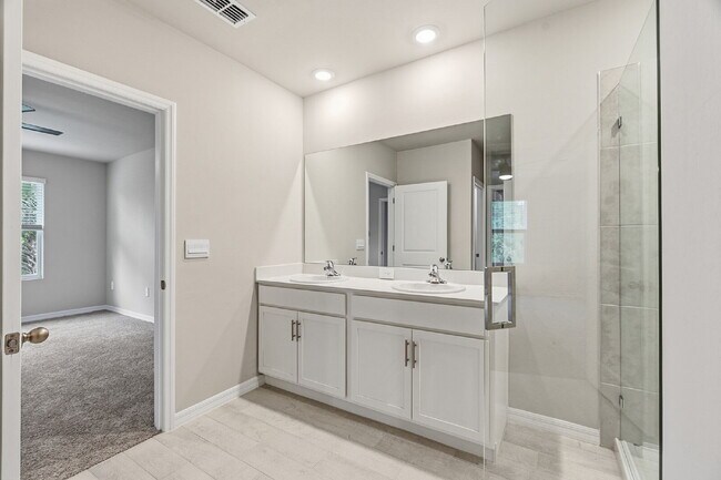 Building Photo - Spacious 4-Bedroom Retreat with 2 Full Baths in Punta Gorda – Your Dream Home Awaits!