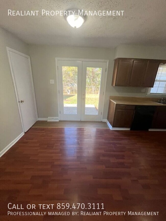 Building Photo - 3-bedroom, 2 full bath duplex in the desir...