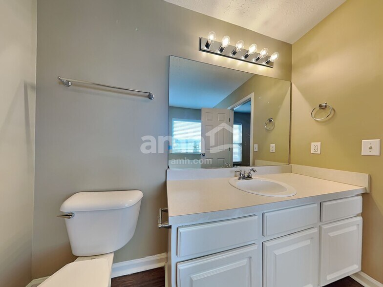 Building Photo - 4060 Longfellow Dr